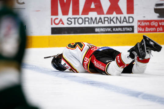 Luleås Per Ledin ligger skadad på isen