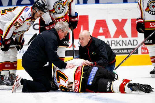 Luleås Per Ledin ligger skadad på isen