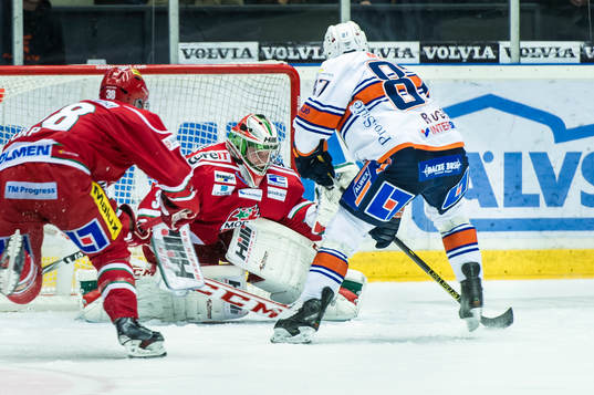Modos målvakt Adam Reideborn försöker ta pucken som