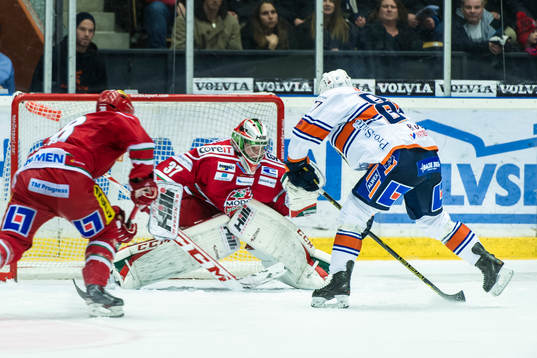 Modos målvakt Adam Reideborn försöker ta pucken som