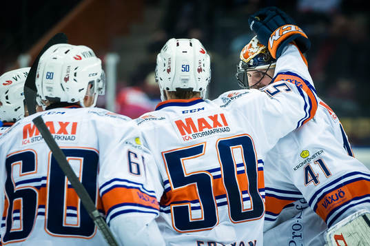 Växjös målvakt Cristopher Nihlstorp jublar med Sebastian