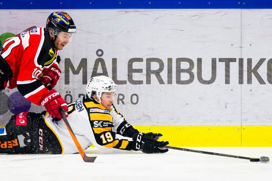Skellefteås Andrew Calof i underläge mot Örebros Derek