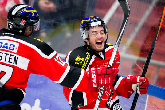 Örebros Derek Ryan jublar