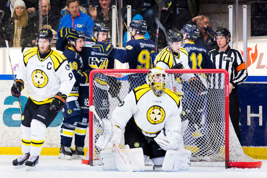 Brynäs Niclas Andersén och målvakt Bernhard Starkbaum