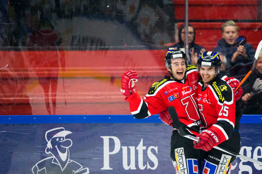 Örebros Derek Ryan (tv) (som gjorde 1-0) jublar ihop med