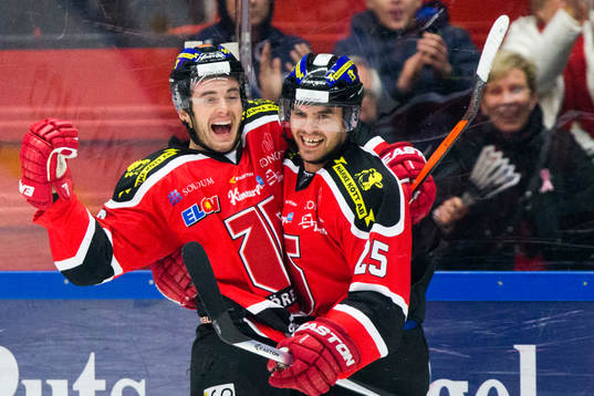 Örebros Derek Ryan (tv) (som gjorde 1-0) jublar ihop med
