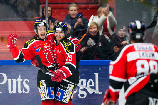 Örebros Derek Ryan (tv) (som gjorde 1-0) jublar ihop med