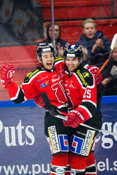 Örebros Derek Ryan (tv) (som gjorde 1-0) jublar ihop med