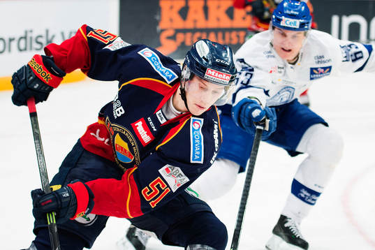 Djurgårdens Robin Alvarez jagas av Leksands Fredrik
