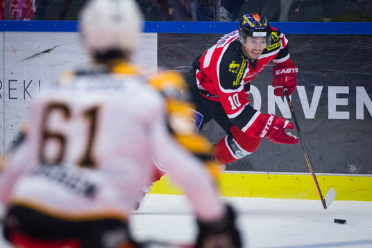 Örebros Derek Ryan gör ett drömmål 1-0