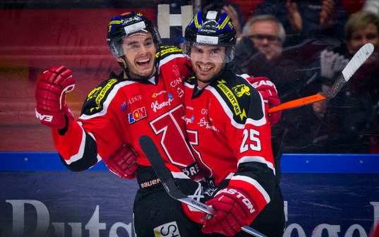 Örebros Derek Ryan jublar med Martin Johansson