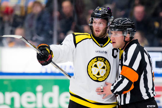 Brynäs Niclas Andersén i samtal med domaren Christoffer