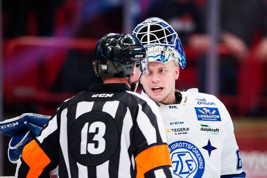 Leksands målvakt Oscar Alsenfelt i diskussion med domaren