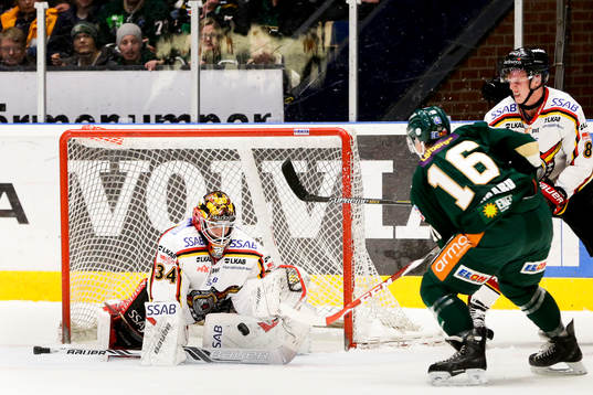 Färjestads Joakim Nygård skjuter mot Luleås målvakt