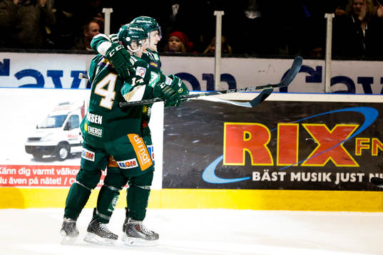 Färjestads Shawn Lalonde och Jesper Jensen jublar