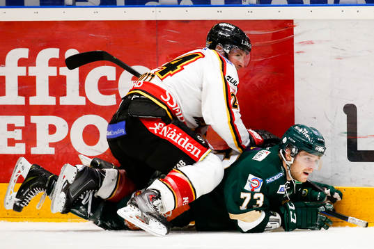 Luleås Cam Abbott trycker ner Färjestads Anton Grundel