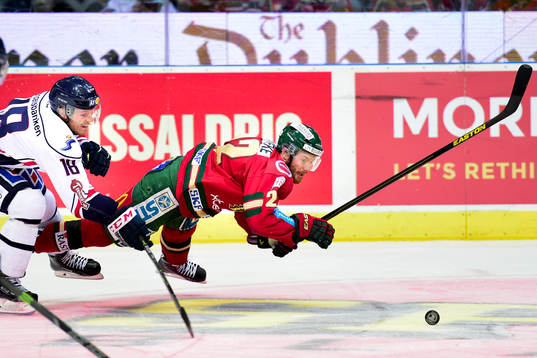 Frölundas Robin Figren kastar sig