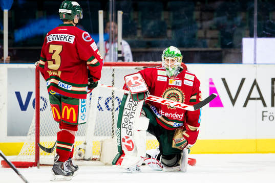 Frölundas målvakt Linus Fernström deppar