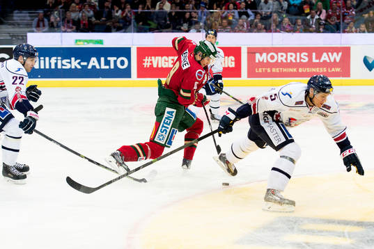 Frölundas Max Görtz går förbi Linköpings Mattias