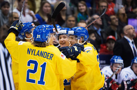 Sveriges Adrian Kempe gratuleras av jublande lagkamrater