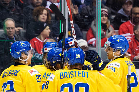 Jubel bland Sveriges spelare