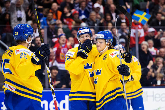 Sveriges William Nylander (t h) jublar