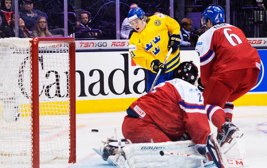 Sveriges William Nylander skjuter ett skott mot mål