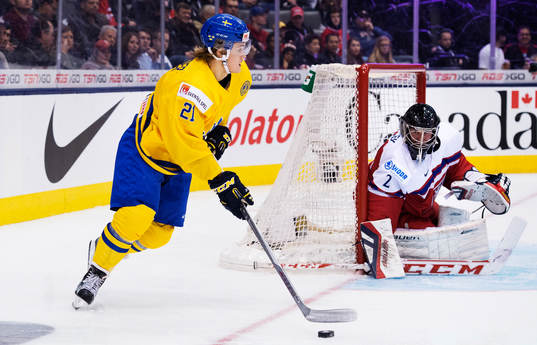 Sveriges William Nylander framför Tjeckiens målvakt Vitek