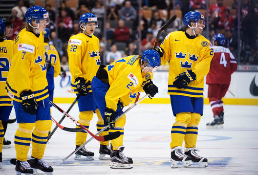 Sveriges William Nylander får hjälp av isen