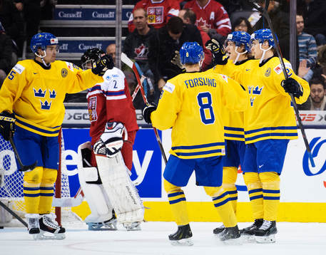 Sveriges Adrian Kempe (t h) jublar