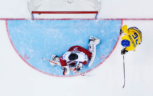 Sveriges Axel Holmström ser 3-2-pucken från William
