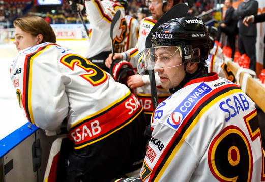 Luleås Per Ledin följer spelet från båset