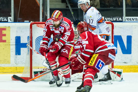 Modos Nichlas Torp får en puck i magen