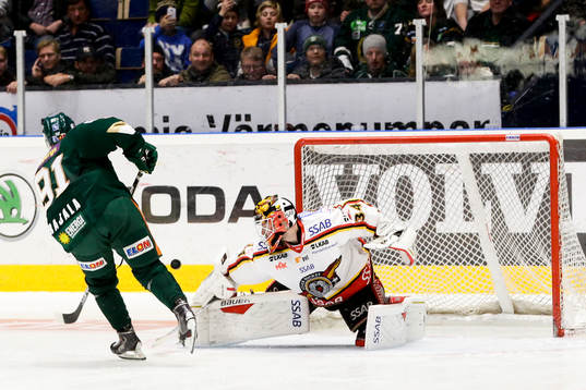 Luleås målvakt Joel Lassinantti räddar en straff från
