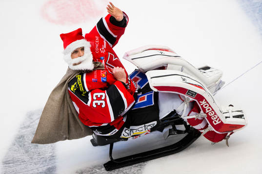 Örebros målvakt Julius Hudacek utklädd till tomte