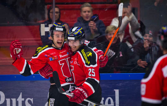 Örebros Martin Johansson gör 2-0 och jublar med Derek Ryan