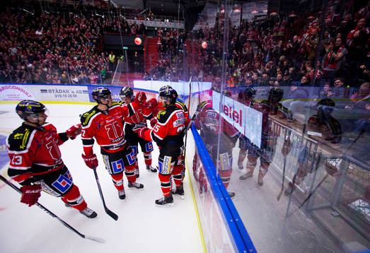 Örebros Derek Ryan gör 1-0 och jublar med Martin