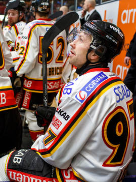 Luleås Per Ledin följer spelet från båset