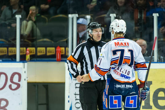Växjös Tomi Kallio diskuterar med domare