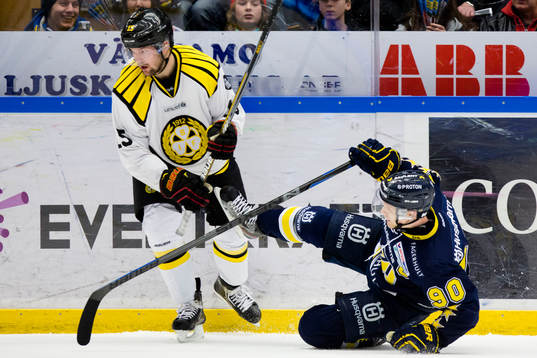 s Ted Brithén (h) går omkull