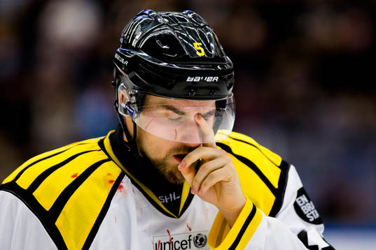 Brynäs Lukas Kilström ser deppar
