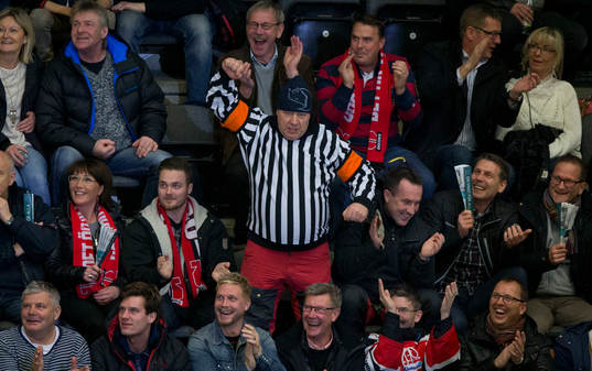 En av huvuddomarna fick en puck på axeln