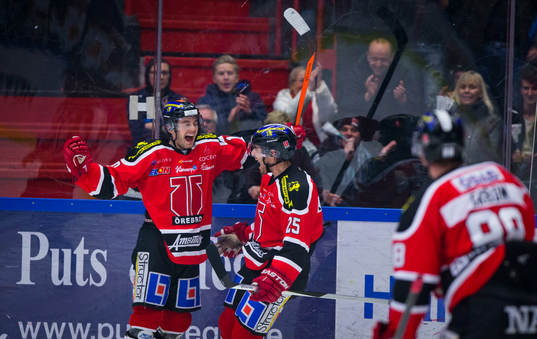 Örebros Martin Johansson gör 2-0 och jublar med Derek Ryan