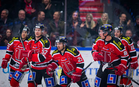 Örebros Martin Johansson gör 2-0 och jublar med Derek Ryan