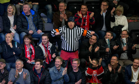 En av huvuddomarna fick en puck på axeln