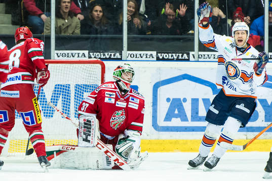 Modos målvakt Adam Reideborn deppar då Växjös Noah