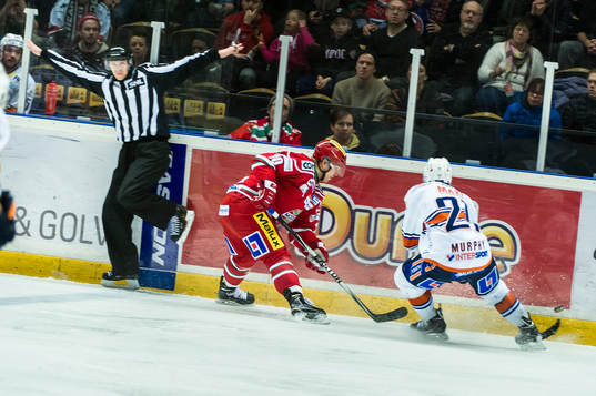Modos Per-Åge Skröder kämpar mot Växjös Cory Murphy