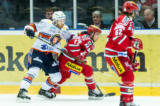 Växjös Liam Reddox  trycker ned Modos Kyle Flanagan