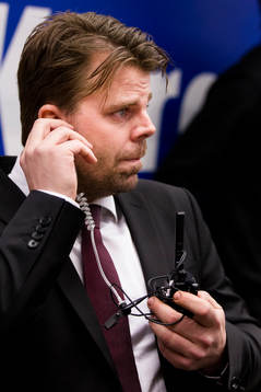 Brynäs assisterande tränare Ove Molin pratar i headset