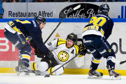 s Chris Campoli och Ted Brithén (h) trycker ner Brynäs